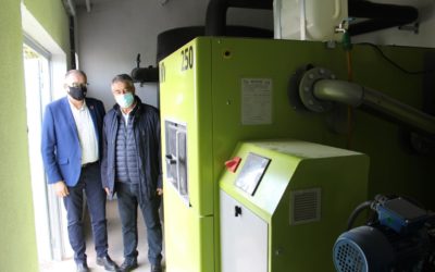 Hinojosa del Duque ha recibido el acta de entrega de la nueva caldera de biomasa de la Piscina Municipal Climatizada