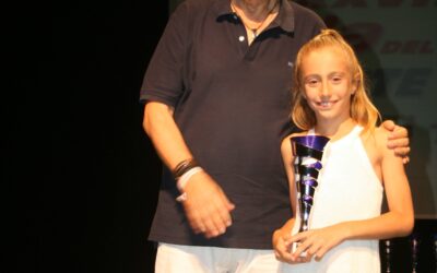XXVII Gala del Deporte de Radio Peñarroya Cadena Ser, Chloe Fernández Torrejón recibe el trofeo que le distingue como Mejor Deportista del Año