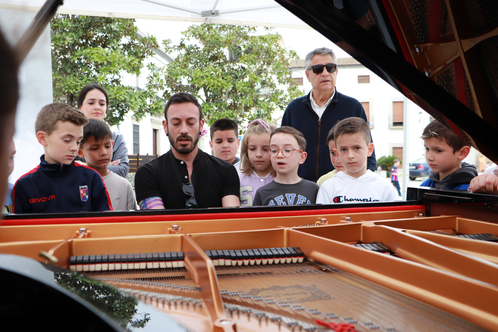 PIANOS EN LA CALLE PIANOS EN LA CALLE
