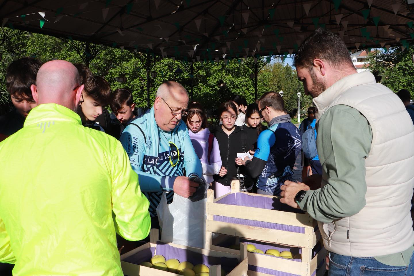 Día de la Bici con alumnos y alumnas del IES Jerez y Caballero y el IES Padre Juan Ruiz de nuestra localidad. Día de la Bici con alumnos y alumnas del IES Jerez y Caballero y el IES Padre Juan Ruiz de nuestra localidad.
